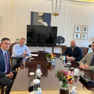 Συνάντηση Πρωθυπουργού, Κυριάκου Μητσοτάκη και Υφυπουργού Ανάπτυξης & Επενδύσεων, Χρ. Δήμα με τους ιδρυτές της Augmenta