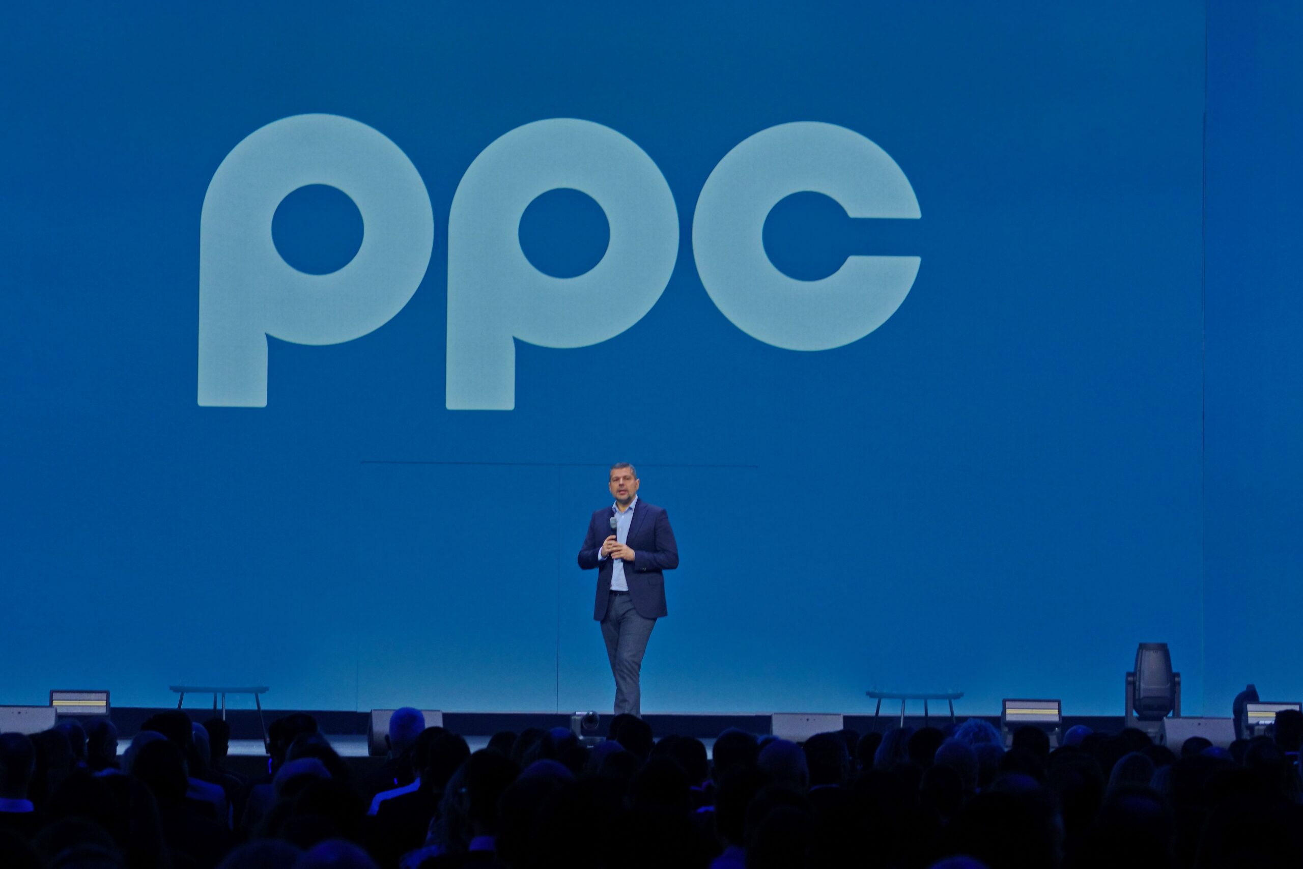 Η ΔΕΗ μπαίνει στη διαχείριση πολυκατοικιών και τις προσωποποιημένες ΑΙ εφαρμογές