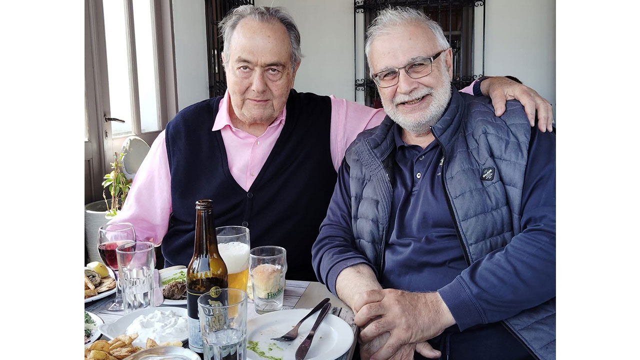 Ένα Πάσχα στην Σύρο με τον Γιώργο Γεράρδο. Εκεί που μας είπε τι σημαίνει το επώνυμό του