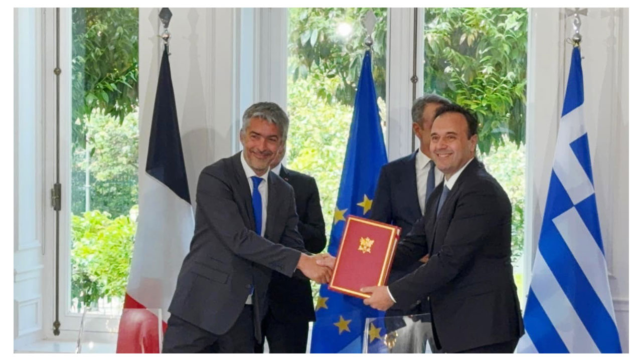 Ο Παπαστεργίου υπέγραψε τη σύμβαση Mercator παρουσία Μητσοτάκη–Macron