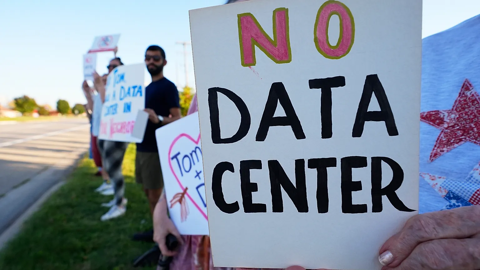 Data centers: Να πληρώνουν τις τοπικές κοινωνίες προτείνει ο Τραμπ – Ποιός αναλαμβάνει το κόστος στην Ελλάδα;